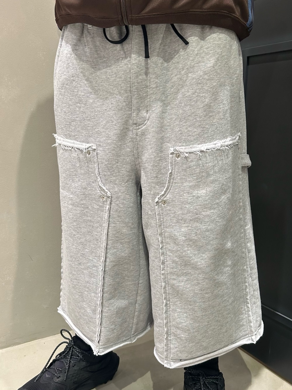 グレー系のパンツを着用したメンズの春コーディネートの5枚目の写真