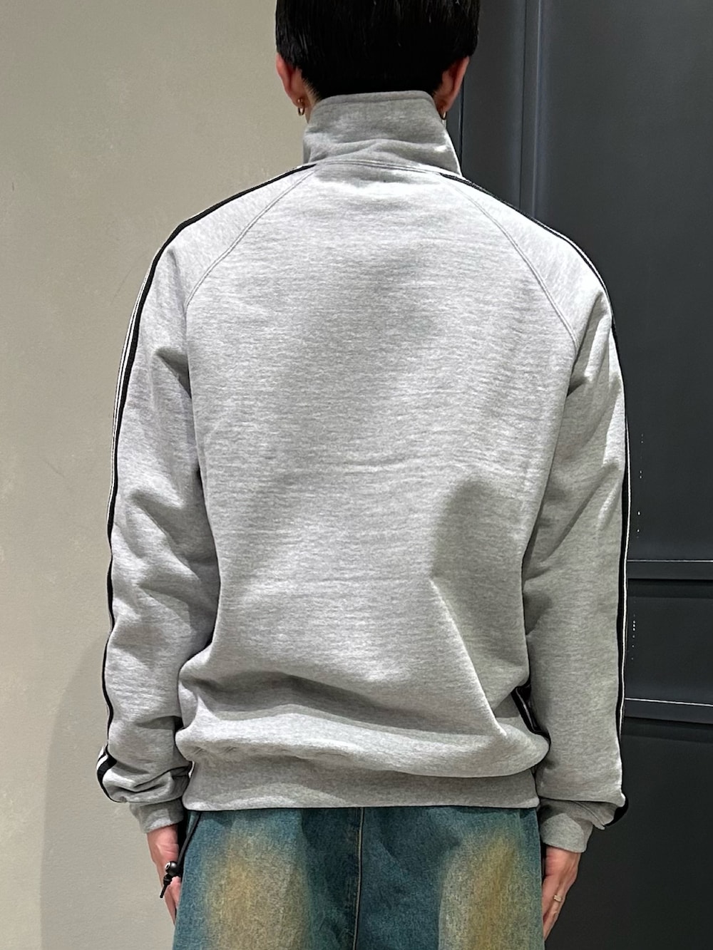 ブラック系のスニーカーを着用したメンズの春コーディネートの2枚目の写真