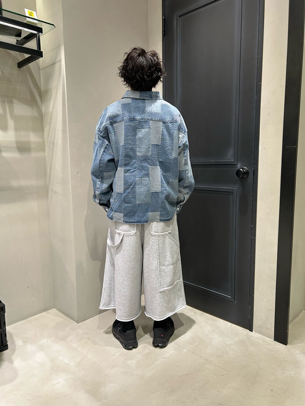 ブルー系のシャツ/ブラウス、グレー系のパンツを着用したメンズの夏コーディネートの3枚目の写真