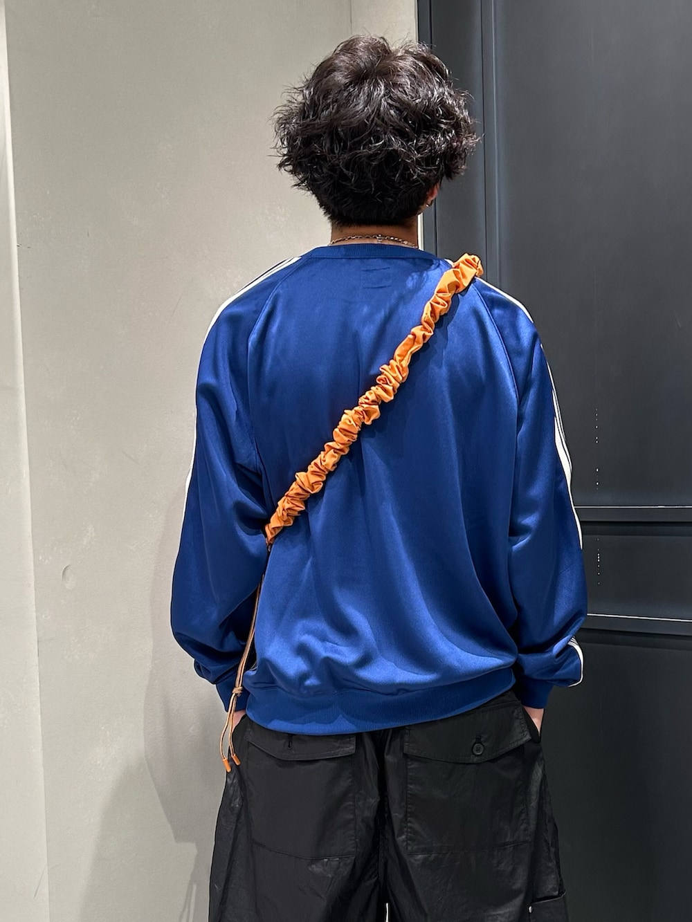 ブラック系のその他パンツ、ブラック系のサンダルを着用したメンズの夏コーディネートの2枚目の写真