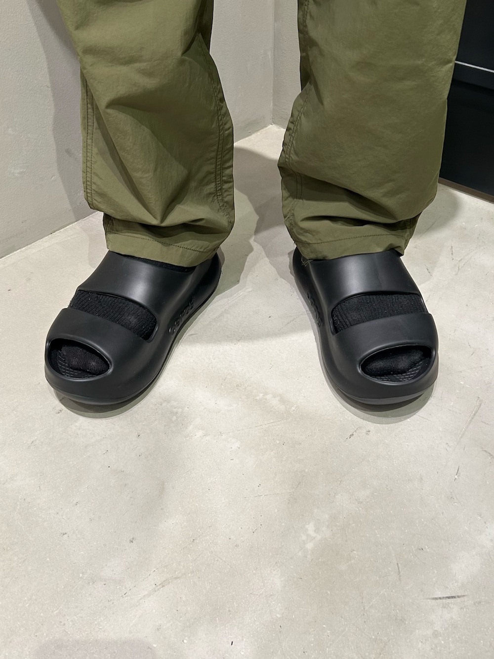 グリーン系のその他パンツ、ブラック系のサンダルを着用したメンズの春コーディネートの5枚目の写真