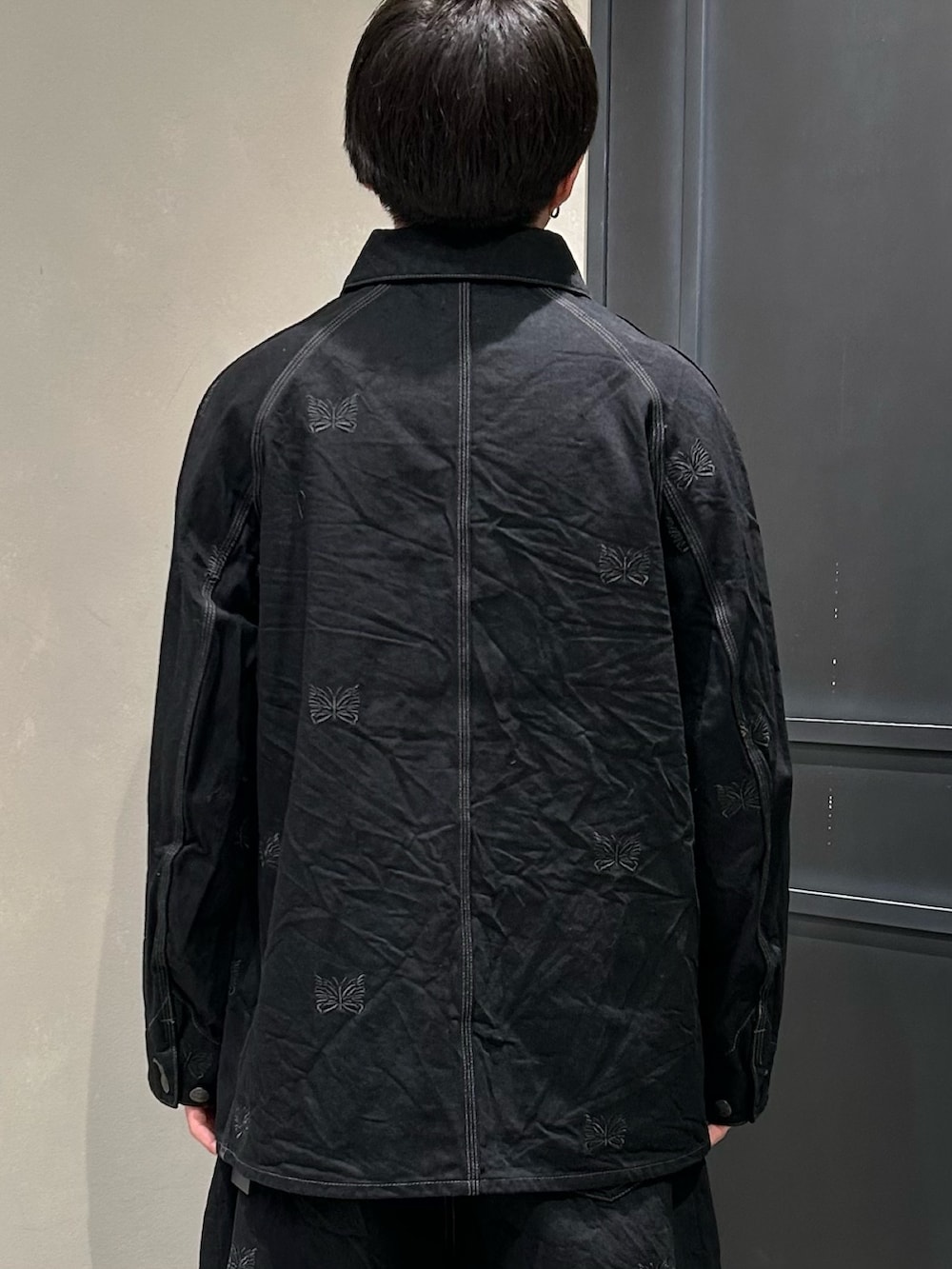 ブラック系のスニーカーを着用したメンズの春コーディネートの3枚目の写真