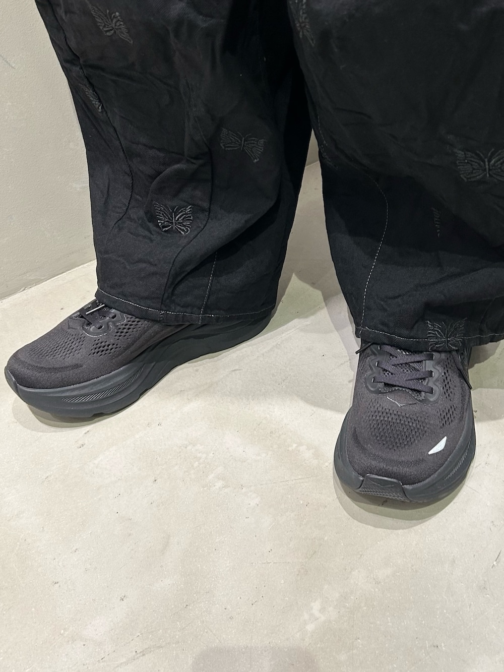 ブラック系のスニーカーを着用したメンズの春コーディネートの6枚目の写真