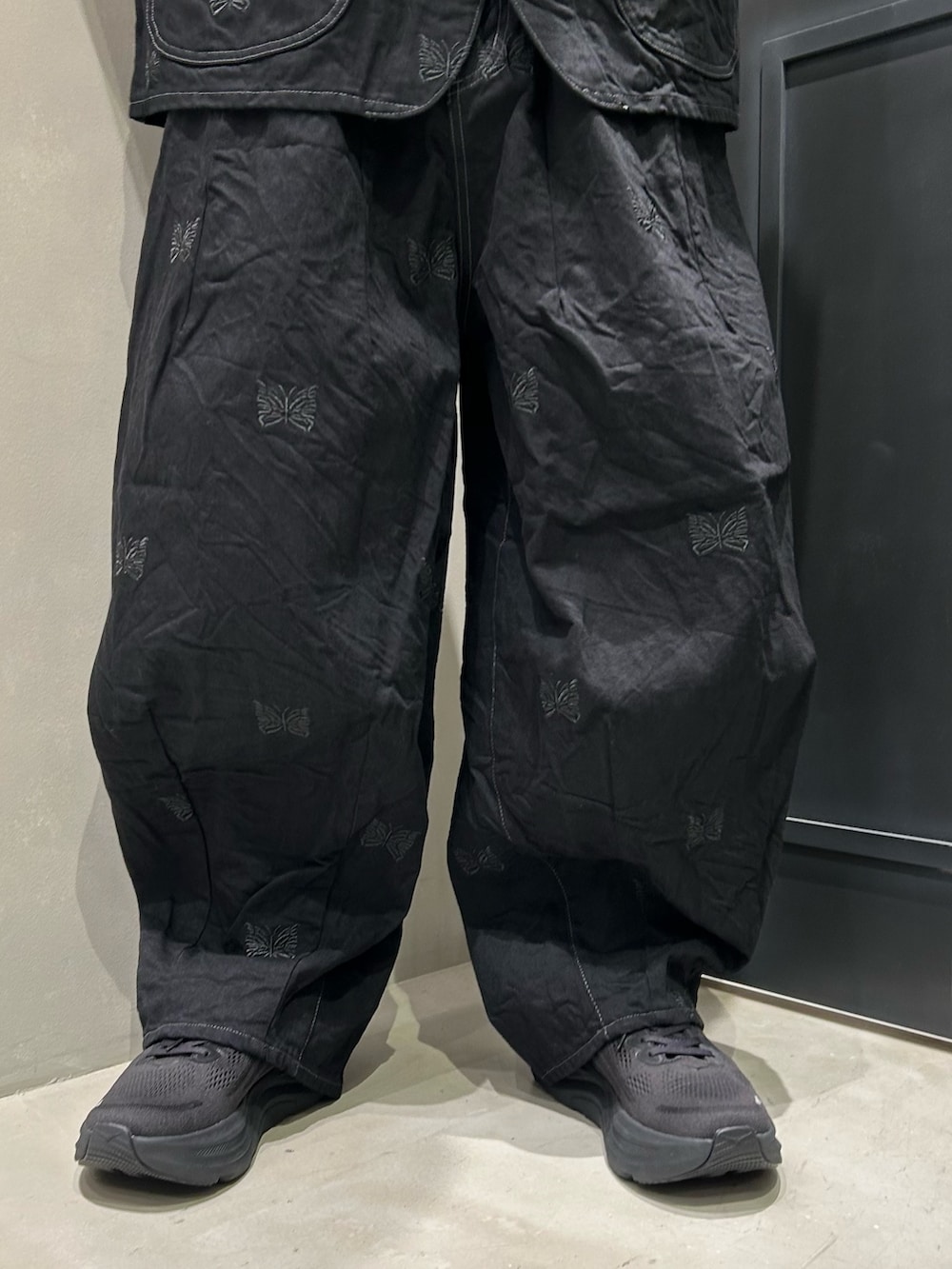 ブラック系のスニーカーを着用したメンズの春コーディネートの5枚目の写真