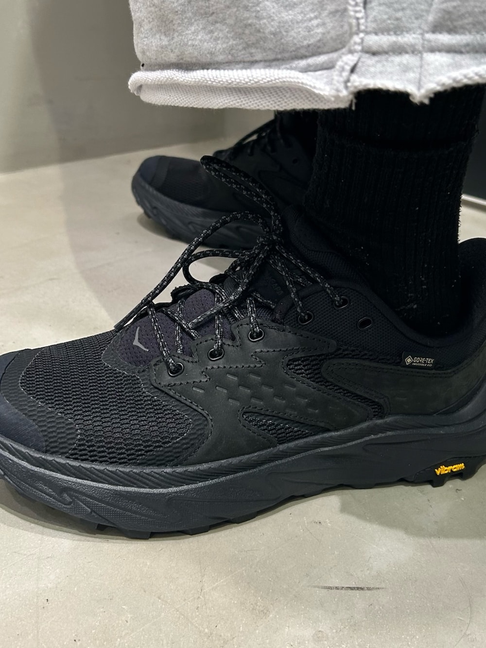 グレー系のパンツを着用したメンズの春コーディネートの6枚目の写真