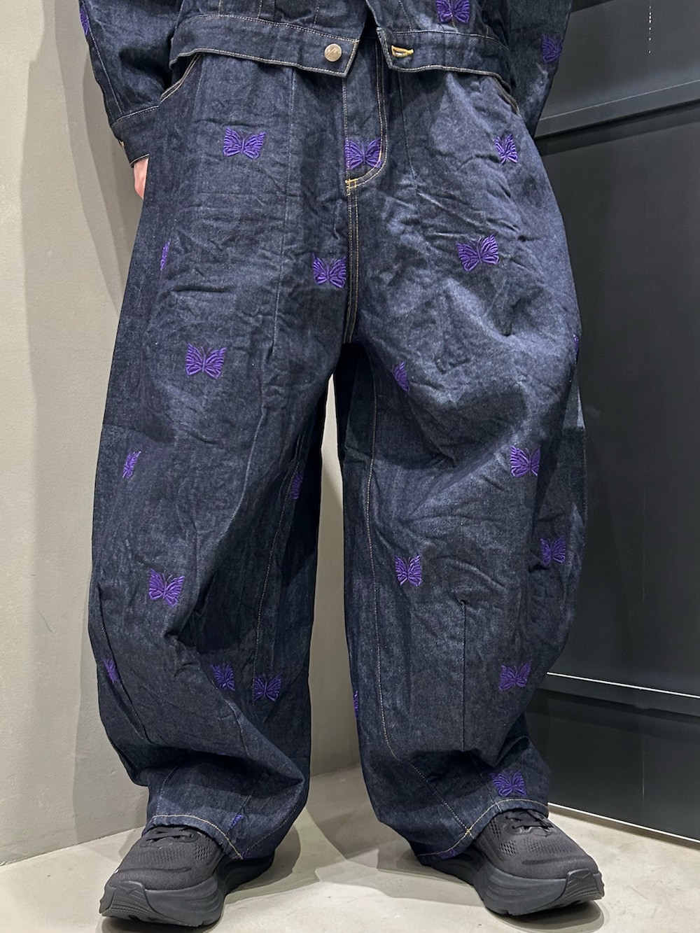 ブラック系のスニーカーを着用したメンズの春コーディネートの5枚目の写真