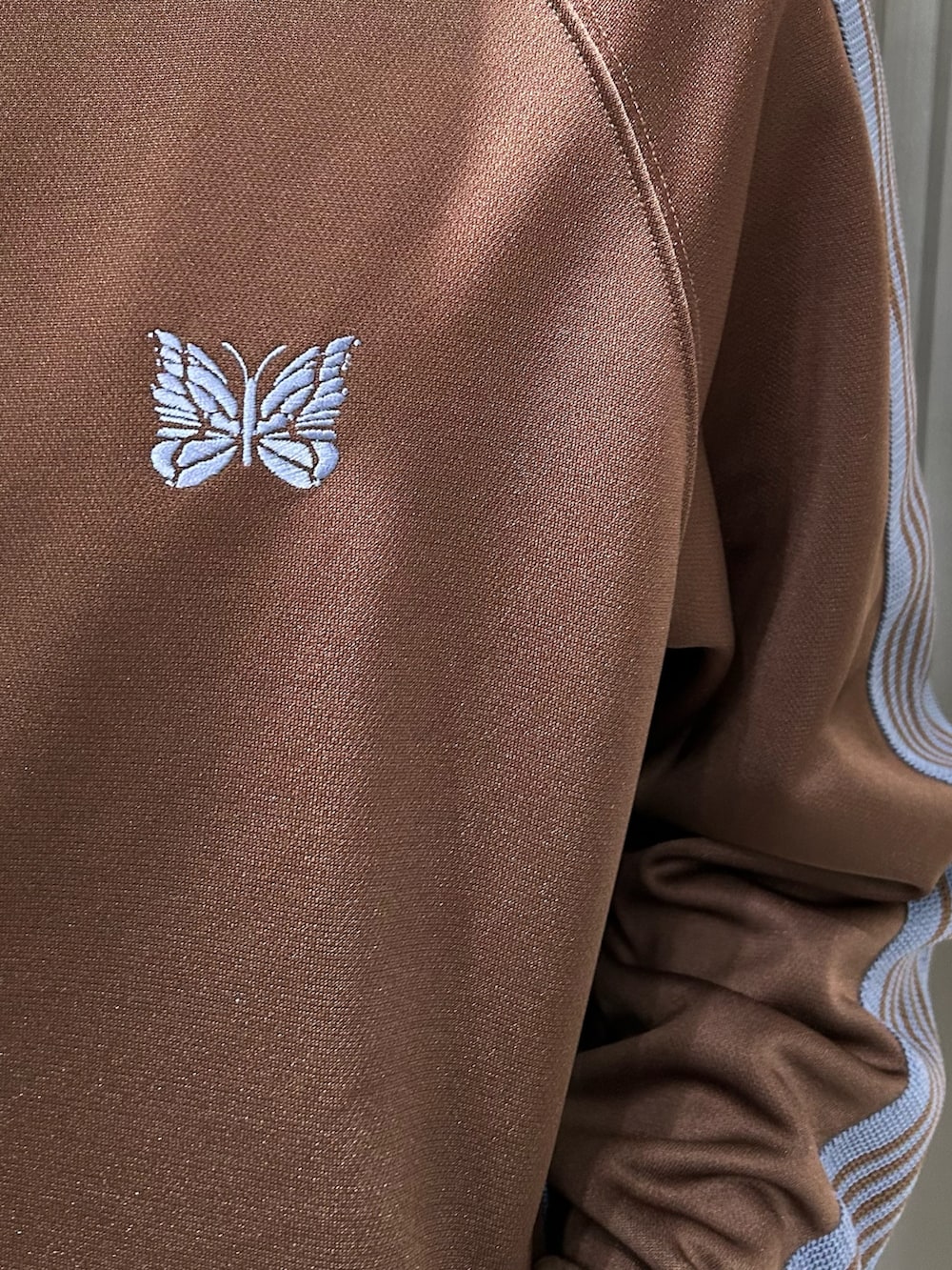 ブラウン系のトップスを着用したメンズの冬コーディネートの3枚目の写真