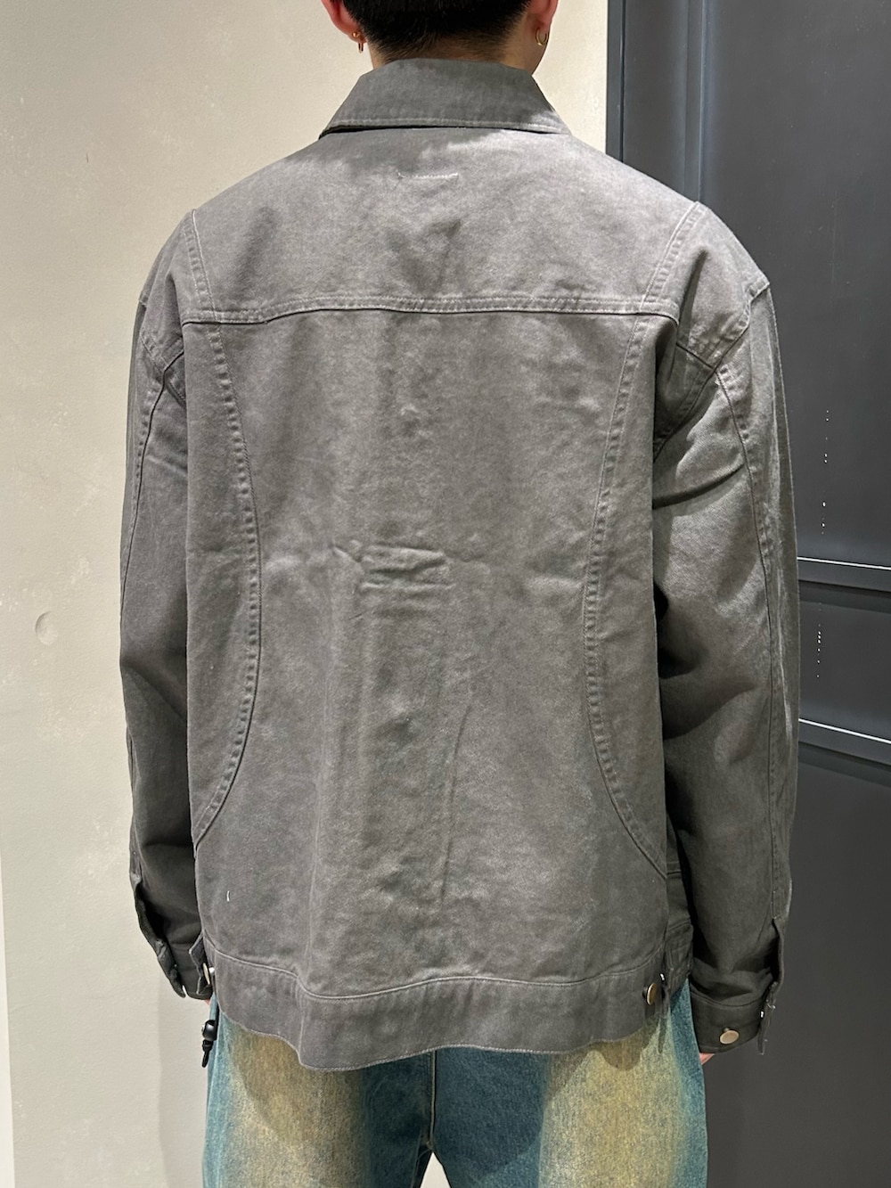 ブラック系のブルゾン、ブラック系のスニーカーを着用したメンズの春コーディネートの3枚目の写真