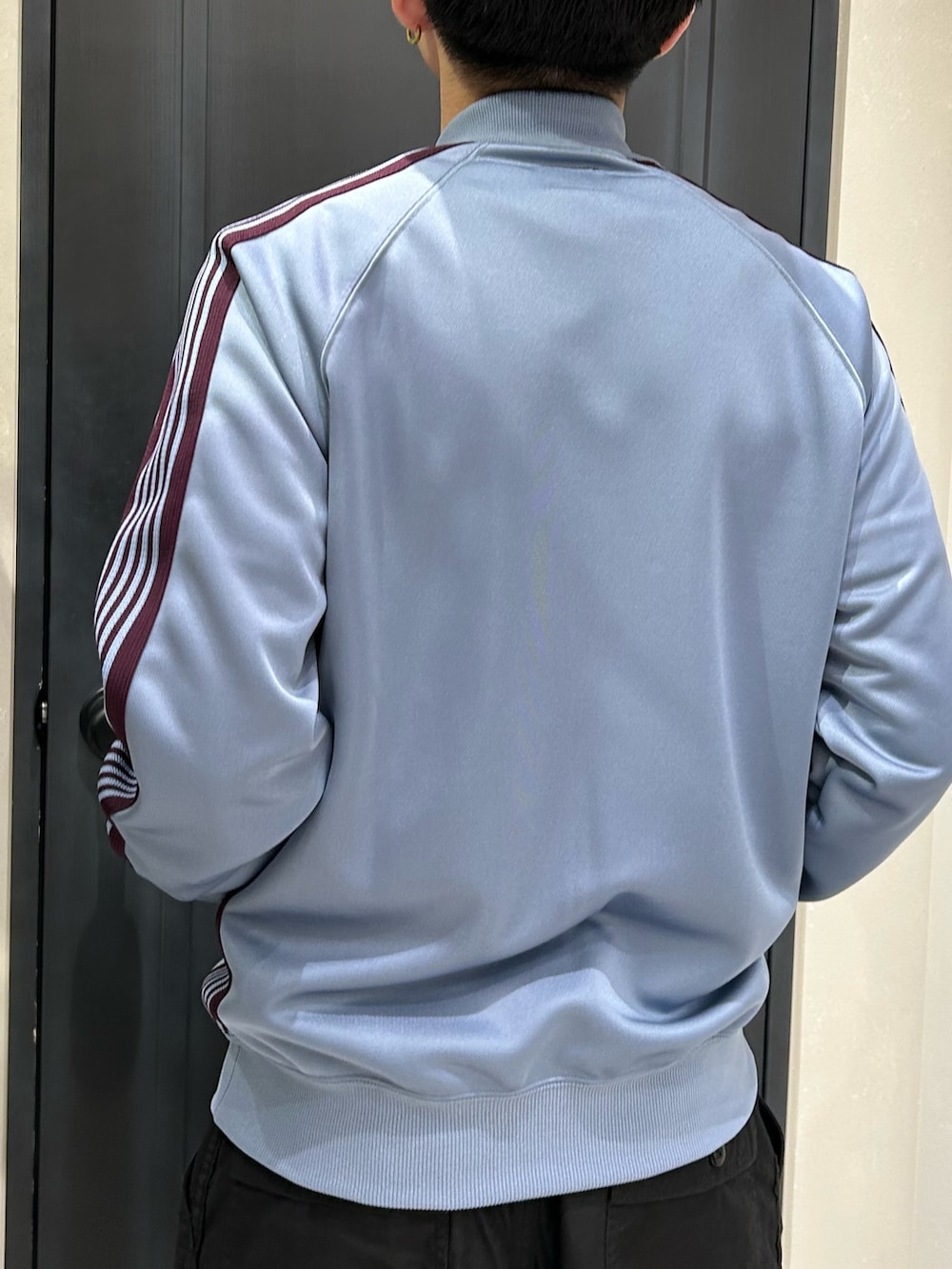 ブルー系のトップスを着用したメンズの冬コーディネートの4枚目の写真