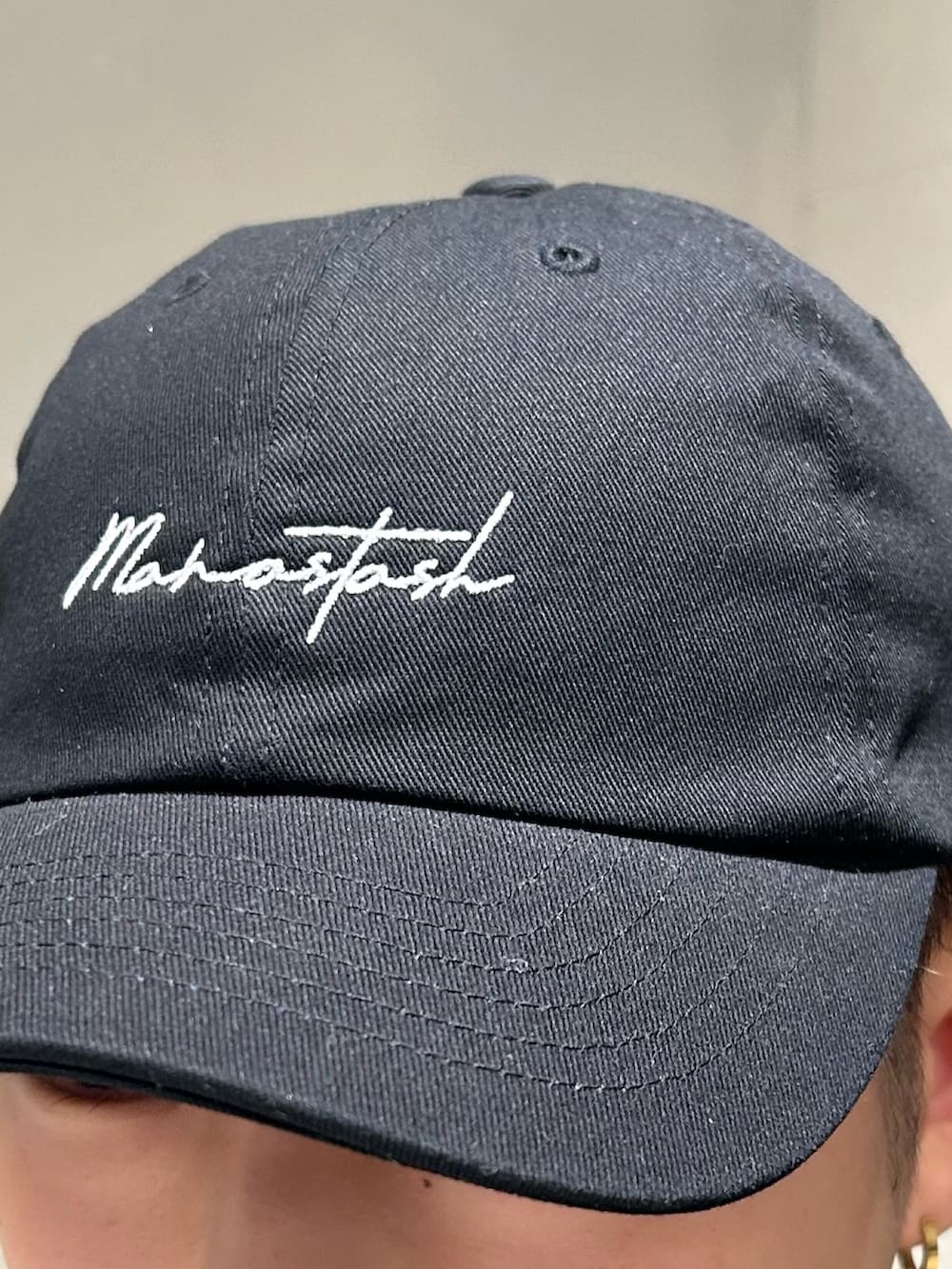 グレー系のパンツを着用したメンズの春コーディネートの2枚目の写真