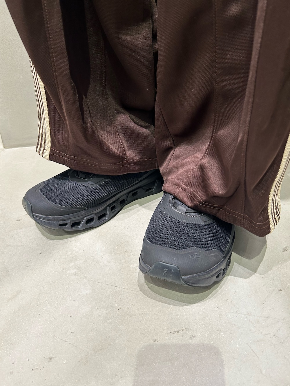 ブラック系のスニーカーを着用したメンズの秋コーディネートの5枚目の写真