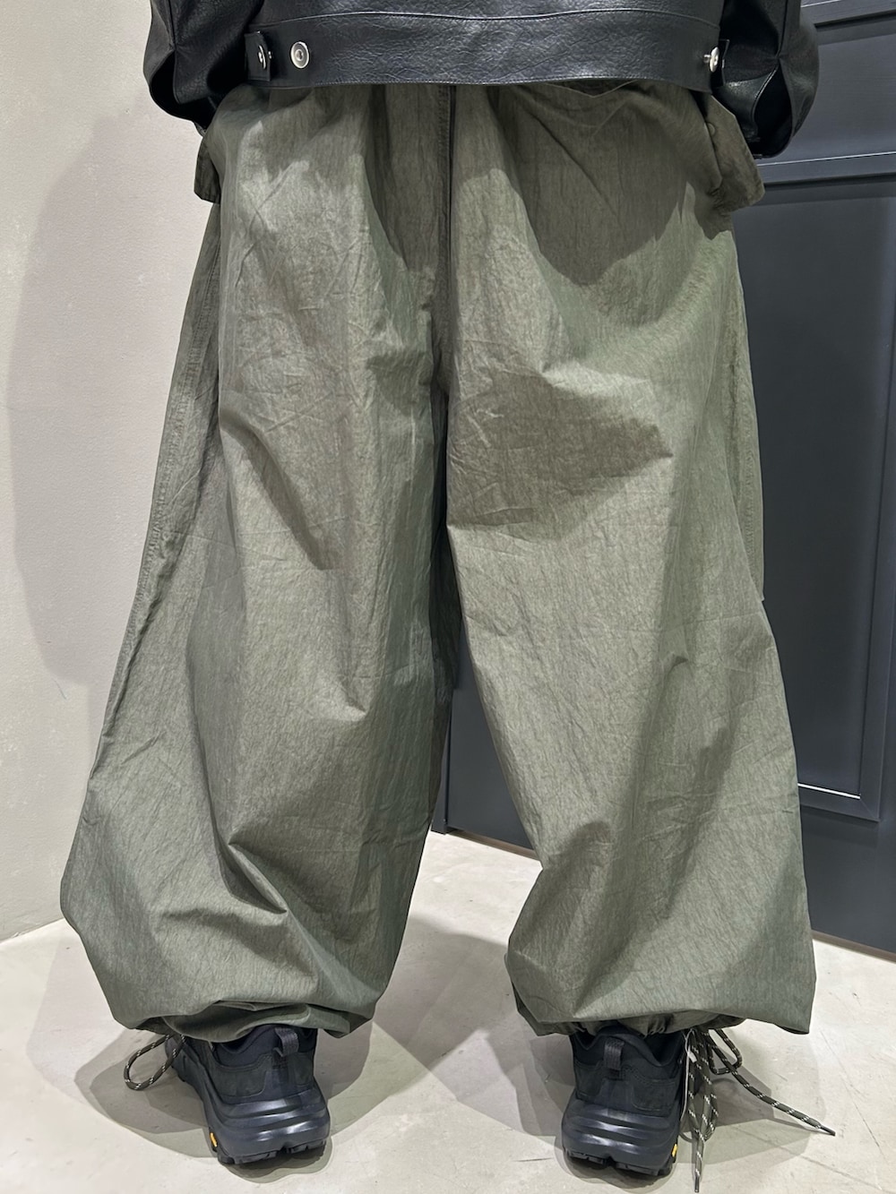 グリーン系のその他パンツ、ブラック系のブルゾンを着用したメンズの春コーディネートの4枚目の写真