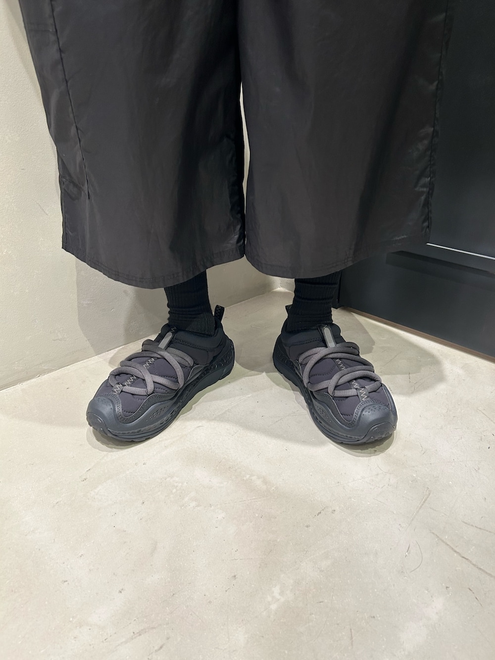 ブラック系のその他パンツ、ブラック系のサンダルを着用したメンズの夏コーディネートの6枚目の写真