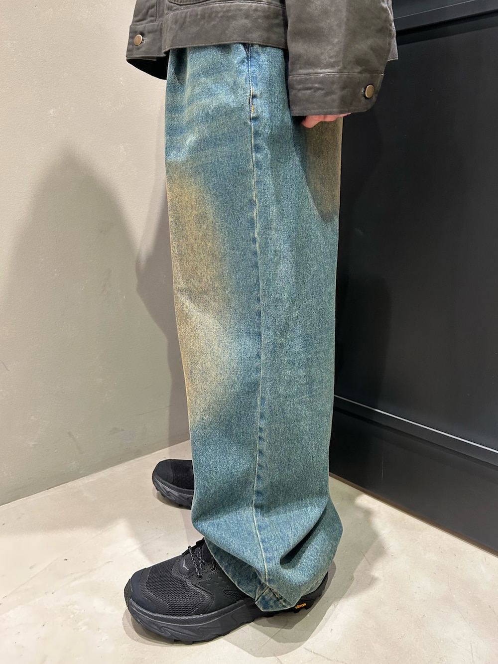 ブラック系のブルゾン、ブラック系のスニーカーを着用したメンズの春コーディネートの5枚目の写真