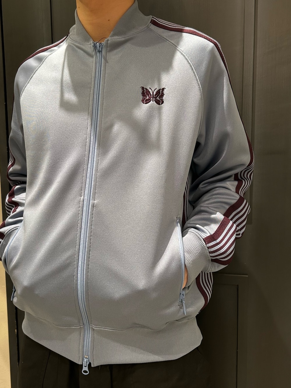 ブルー系のトップスを着用したメンズの冬コーディネートの2枚目の写真