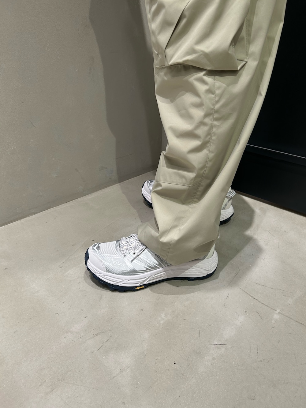 ブラック系のマウンテンパーカー、その他のその他パンツ、シルバー系のスニーカーを着用したメンズの秋コーディネートの7枚目の写真