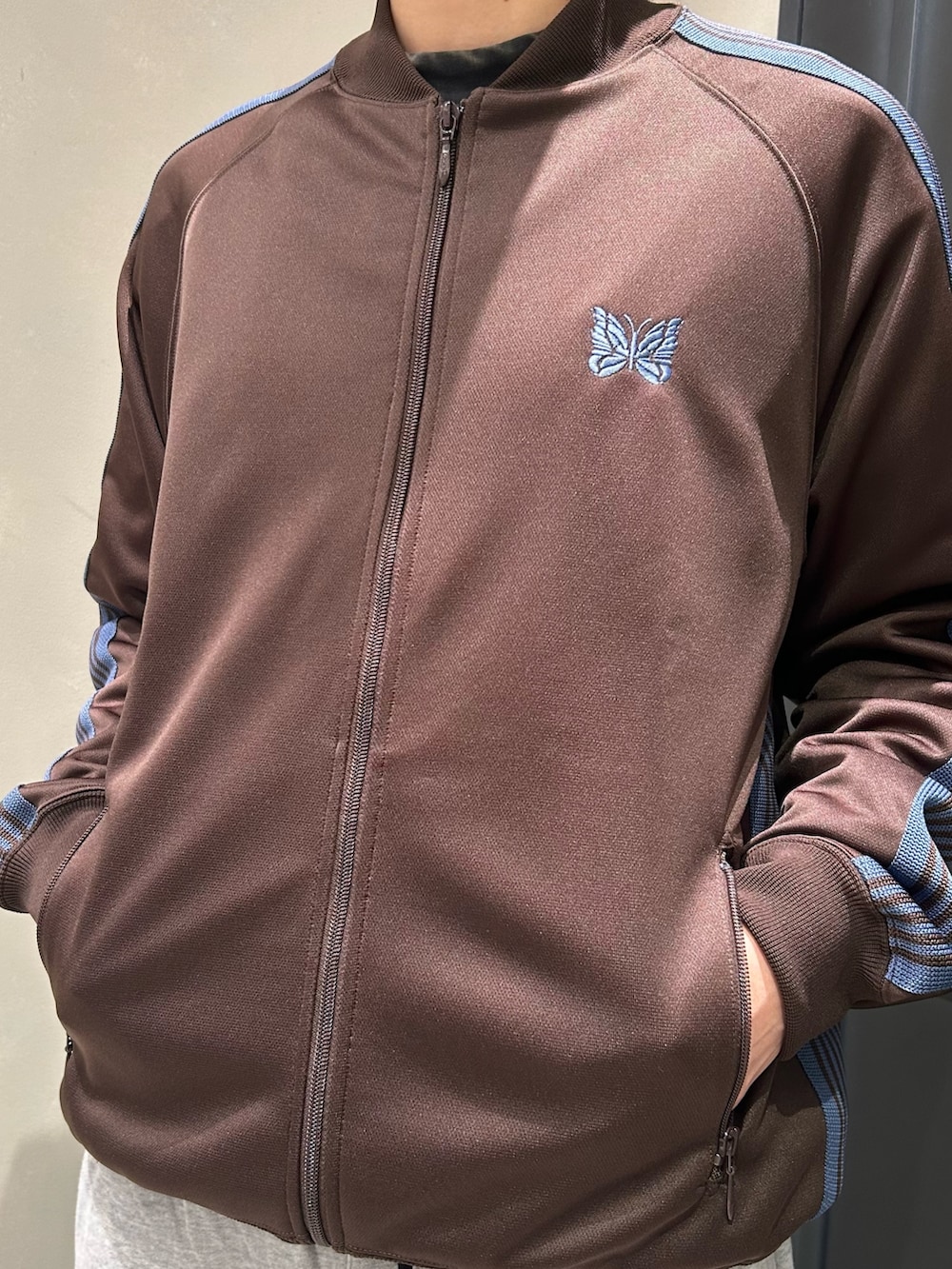 グレー系のパンツを着用したメンズの春コーディネートの3枚目の写真