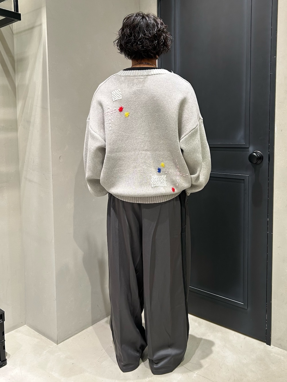 グレー系のカーディガン/ボレロを着用したメンズの秋コーディネートの6枚目の写真