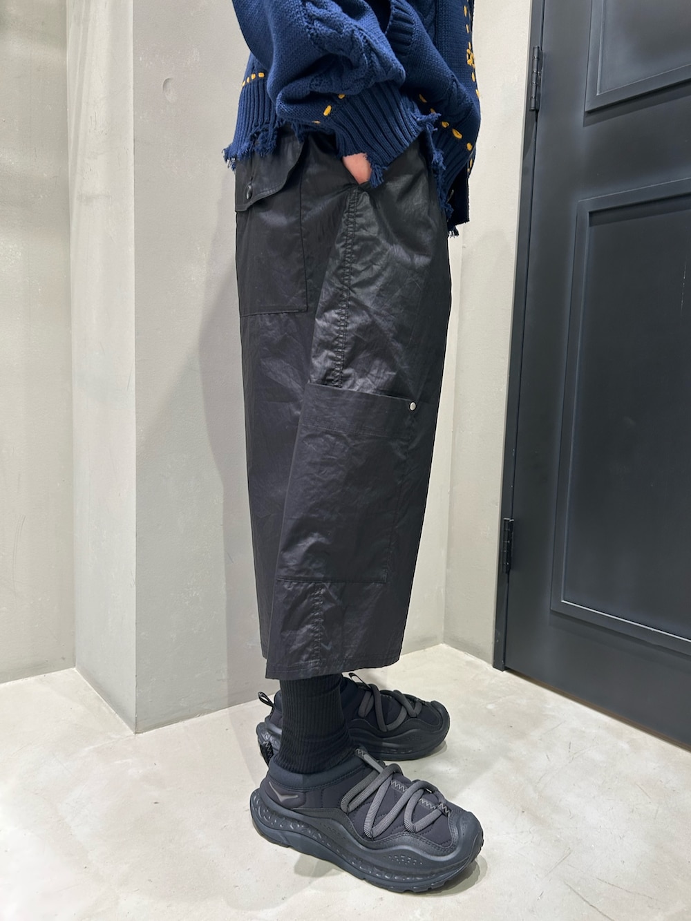 ブルー系のニット/セーター、ブラック系のその他パンツ、ブラック系のサンダルを着用したメンズの夏コーディネートの6枚目の写真