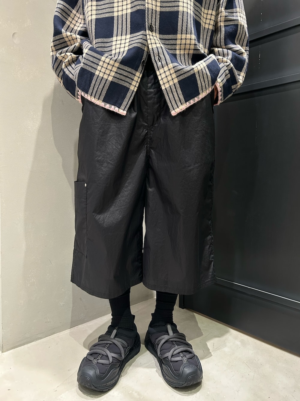 ブラック系のその他パンツ、ブラック系のサンダルを着用したメンズの夏コーディネートの5枚目の写真