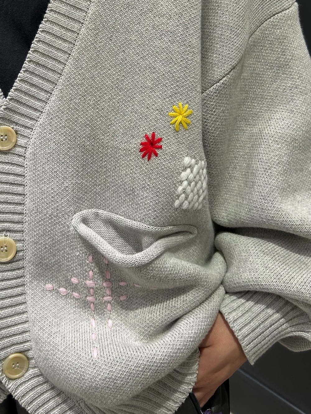 グレー系のカーディガン/ボレロを着用したメンズの秋コーディネートの3枚目の写真