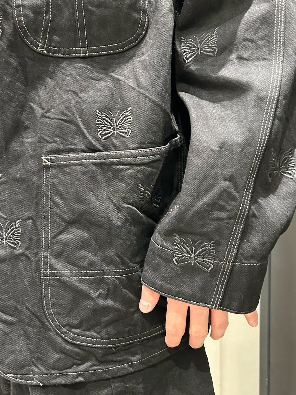 ブラック系のスニーカーを着用したメンズの春コーディネートの4枚目の写真