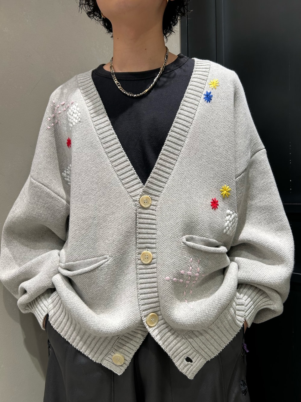 グレー系のカーディガン/ボレロを着用したメンズの秋コーディネートの2枚目の写真