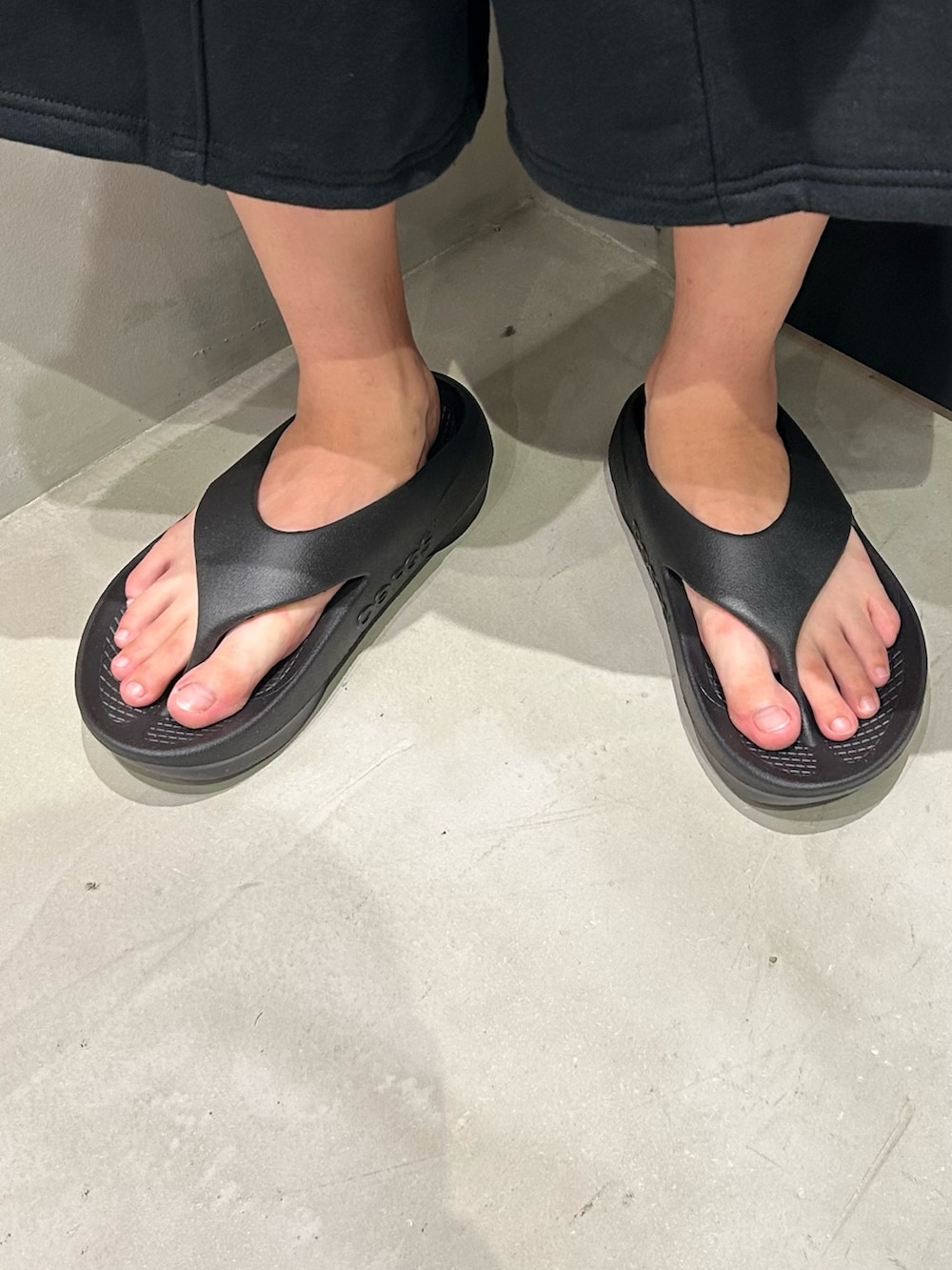 ブラック系のサンダルを着用したメンズの夏コーディネートの6枚目の写真