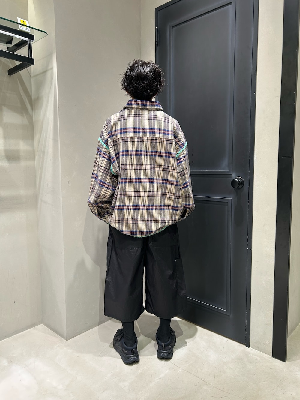 ブラック系のその他パンツ、ブラック系のサンダルを着用したメンズの夏コーディネートの2枚目の写真