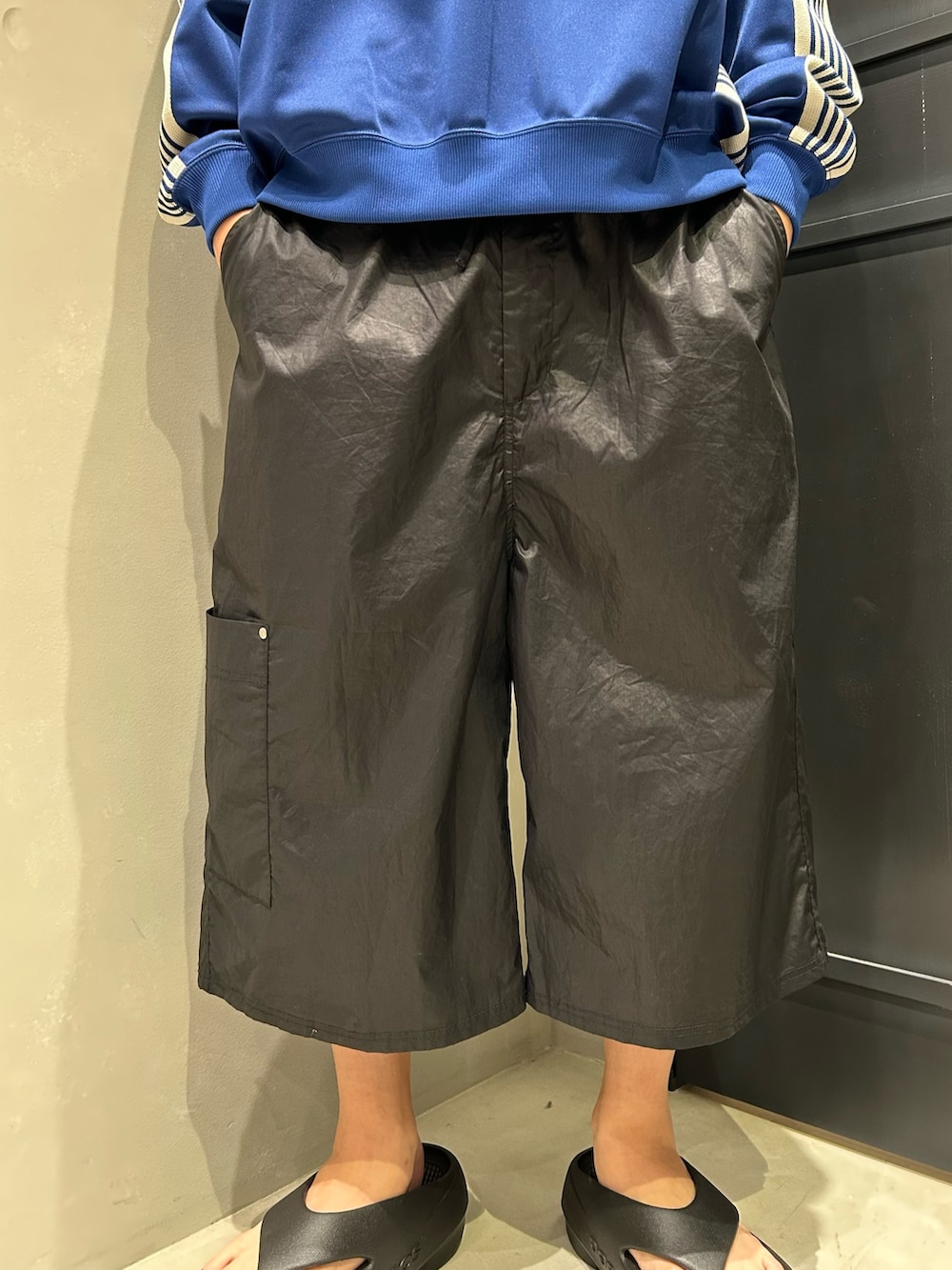 ブラック系のその他パンツ、ブラック系のサンダルを着用したメンズの夏コーディネートの4枚目の写真