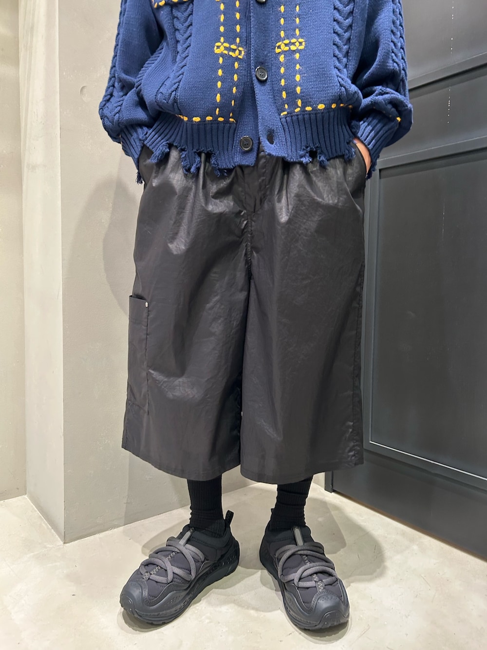 ブルー系のニット/セーター、ブラック系のその他パンツ、ブラック系のサンダルを着用したメンズの夏コーディネートの5枚目の写真