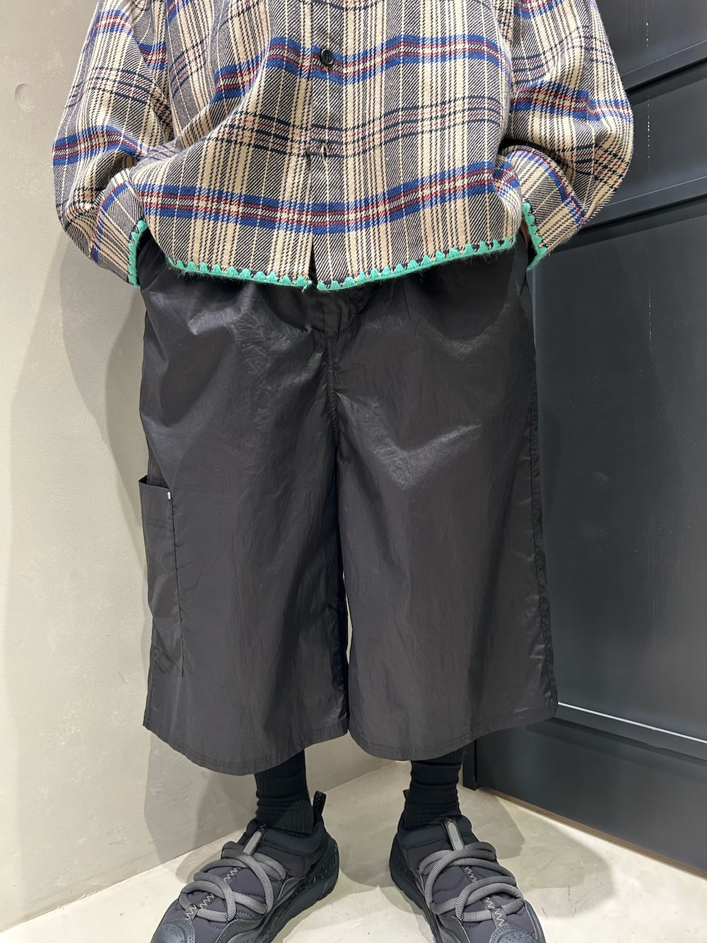ブラック系のその他パンツ、ブラック系のサンダルを着用したメンズの夏コーディネートの4枚目の写真