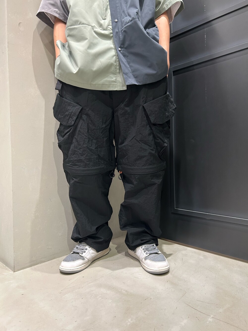 その他のシャツ/ブラウス、ブラック系のカーゴパンツを着用したメンズの秋コーディネートの5枚目の写真