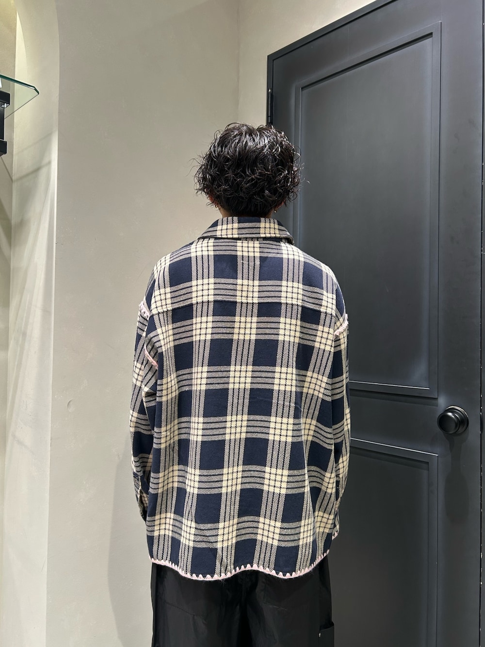 ブラック系のその他パンツ、ブラック系のサンダルを着用したメンズの夏コーディネートの4枚目の写真