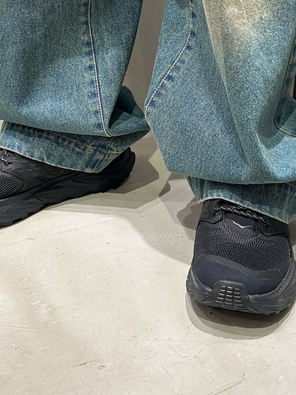 ブラック系のスニーカーを着用したメンズの春コーディネートの5枚目の写真