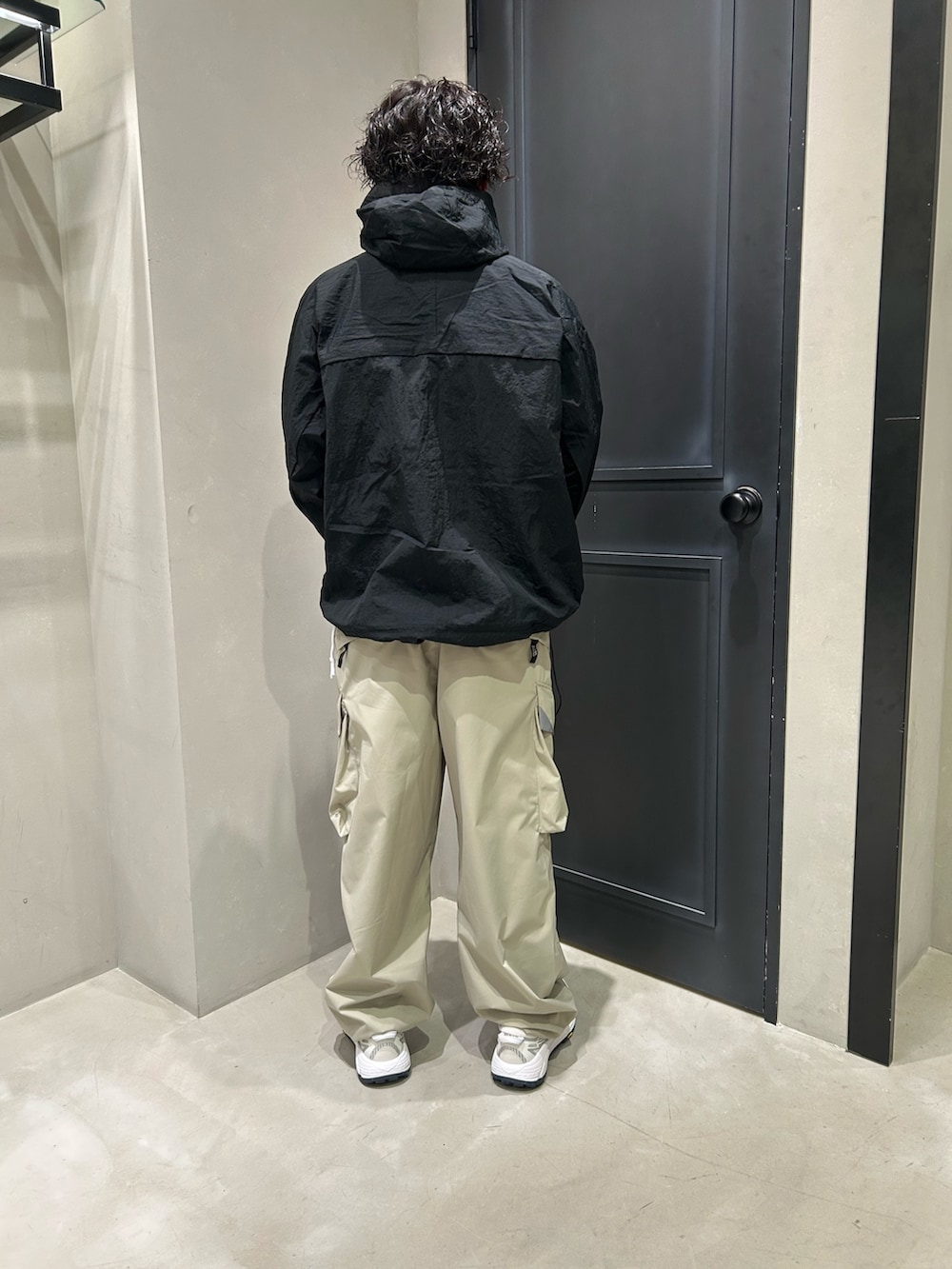 ブラック系のマウンテンパーカー、その他のその他パンツ、シルバー系のスニーカーを着用したメンズの秋コーディネートの4枚目の写真