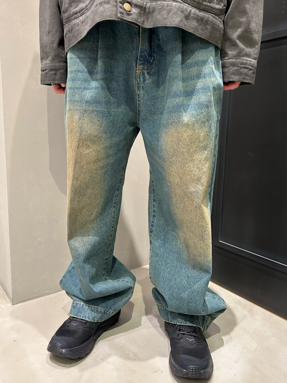 ブラック系のブルゾン、ブラック系のスニーカーを着用したメンズの春コーディネートの4枚目の写真