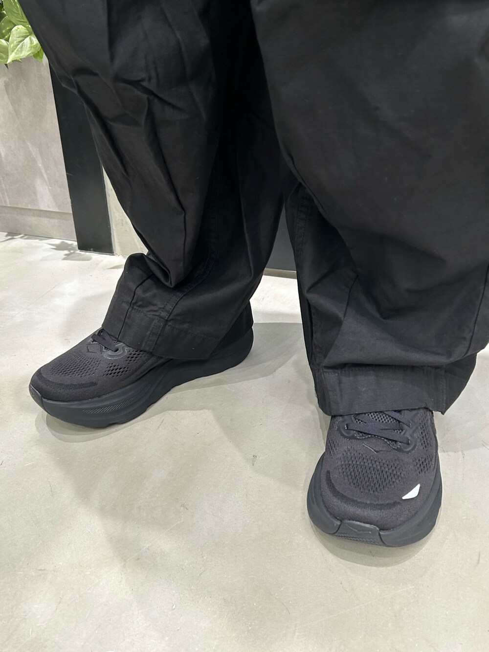 ブルー系のトップスを着用したメンズの冬コーディネートの6枚目の写真