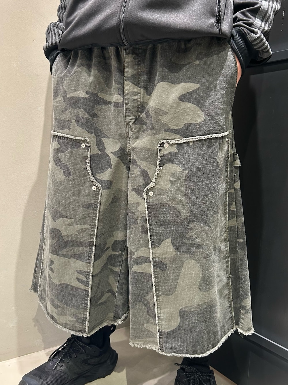 その他のその他パンツを着用したメンズの春コーディネートの5枚目の写真