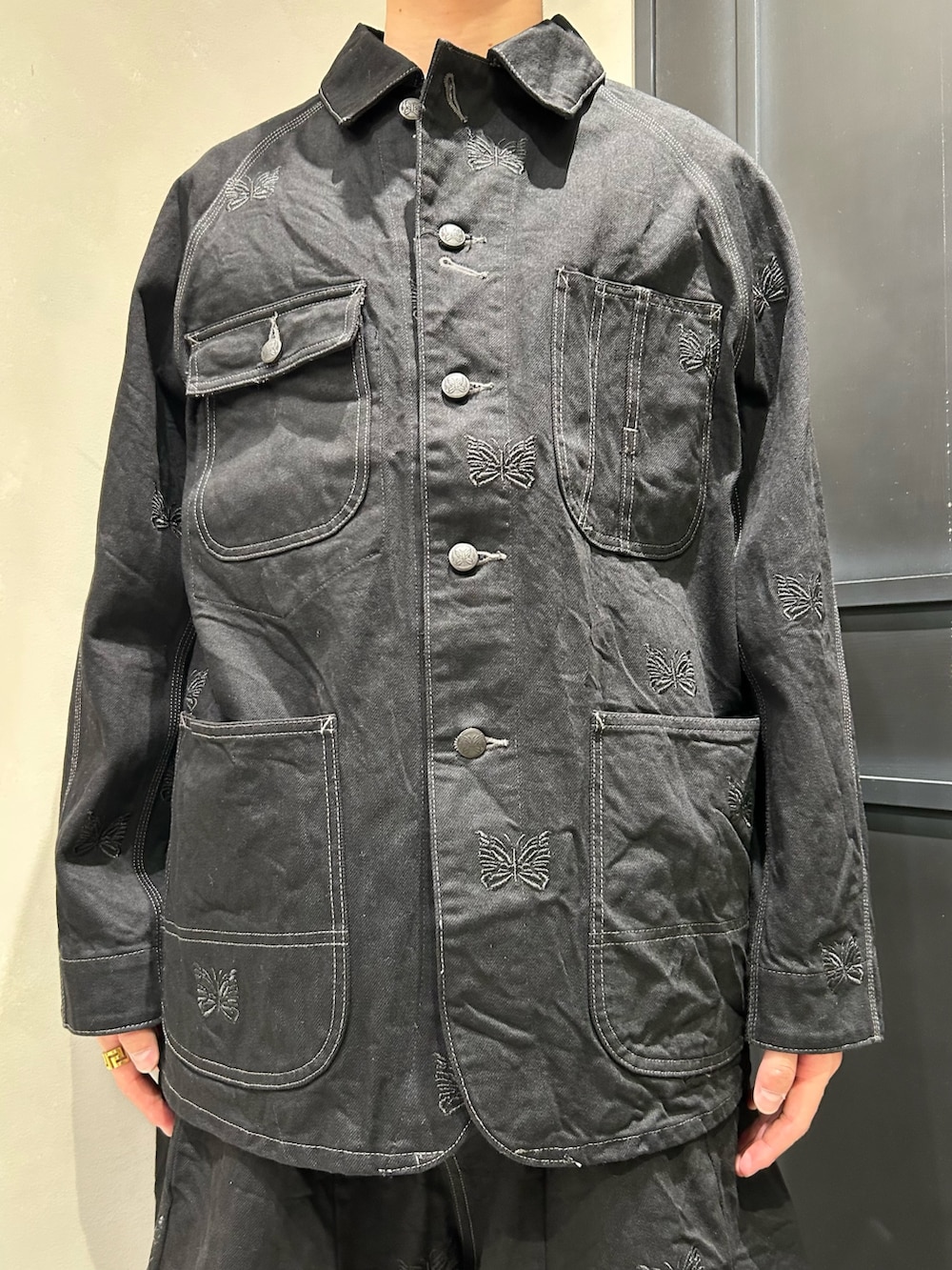 ブラック系のスニーカーを着用したメンズの春コーディネートの2枚目の写真