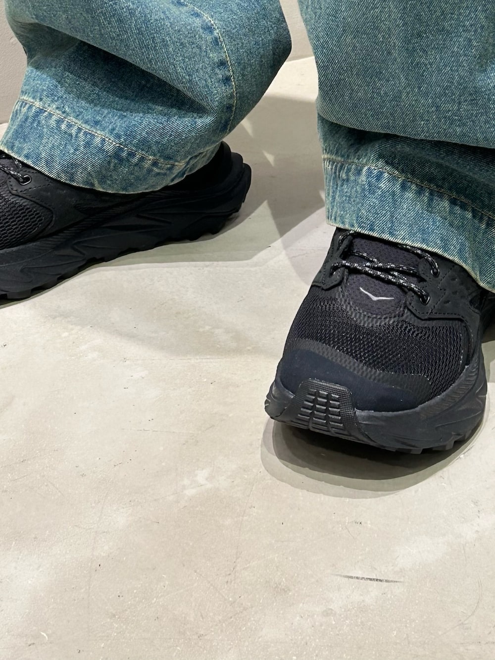 ブラック系のブルゾン、ブラック系のスニーカーを着用したメンズの春コーディネートの6枚目の写真