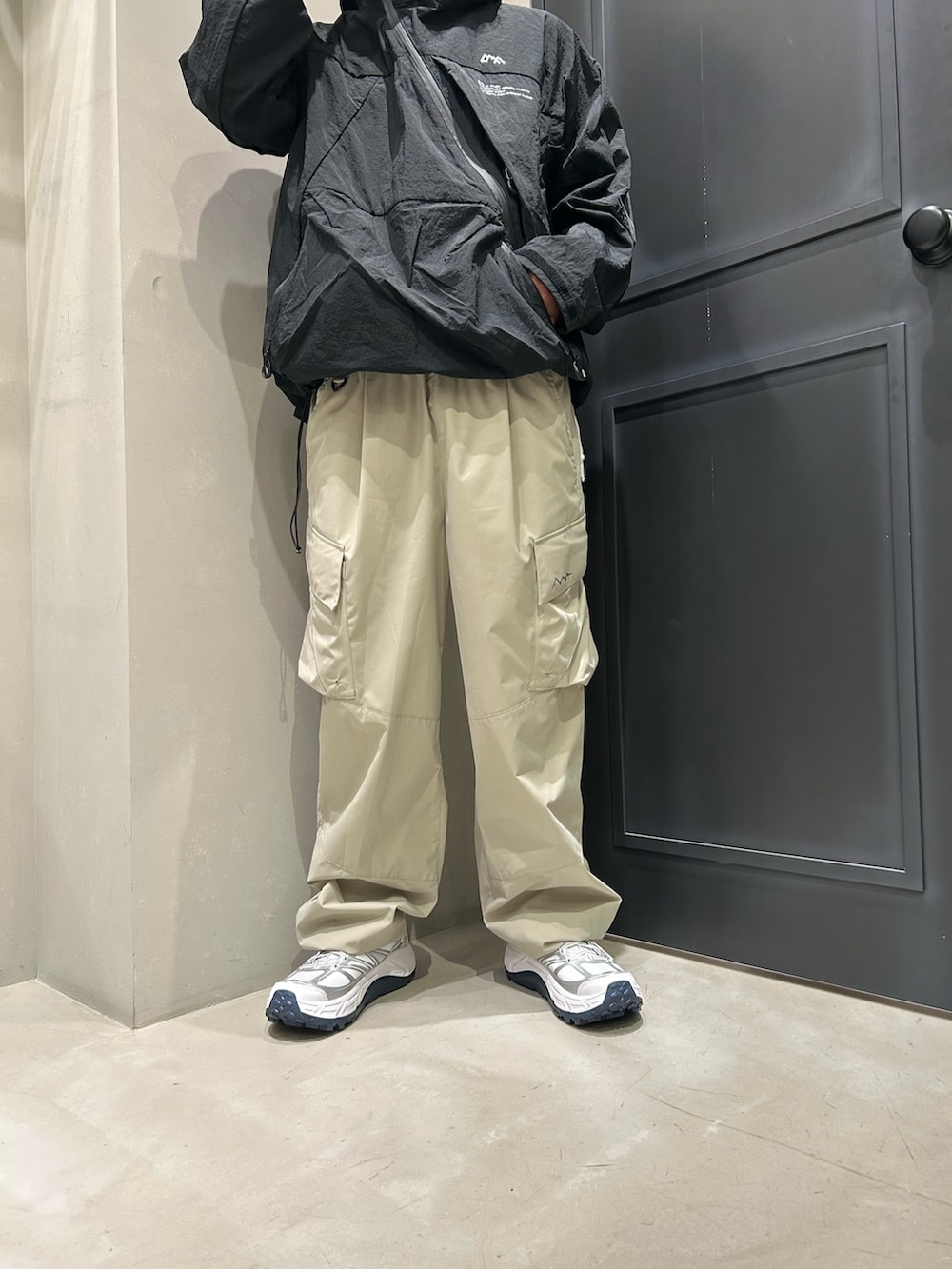 ブラック系のマウンテンパーカー、その他のその他パンツ、シルバー系のスニーカーを着用したメンズの秋コーディネートの5枚目の写真