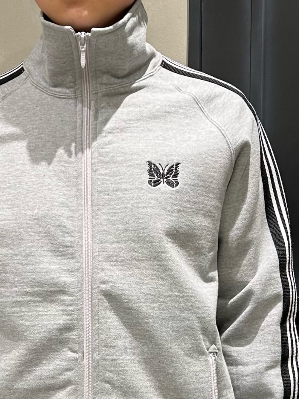 ブラック系のスニーカーを着用したメンズの春コーディネートの3枚目の写真