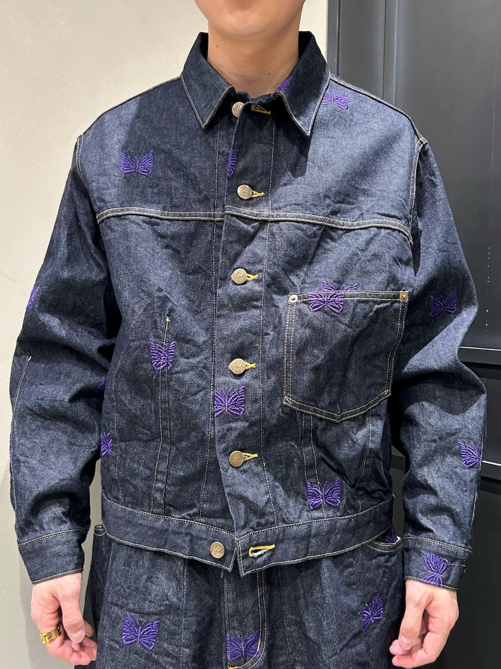 ブラック系のスニーカーを着用したメンズの春コーディネートの3枚目の写真