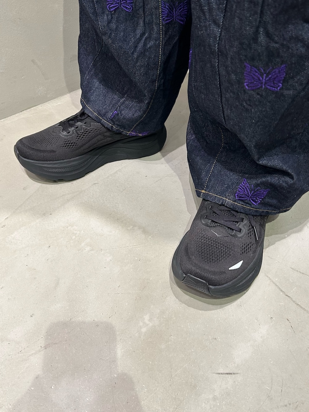 ブラック系のスニーカーを着用したメンズの春コーディネートの6枚目の写真