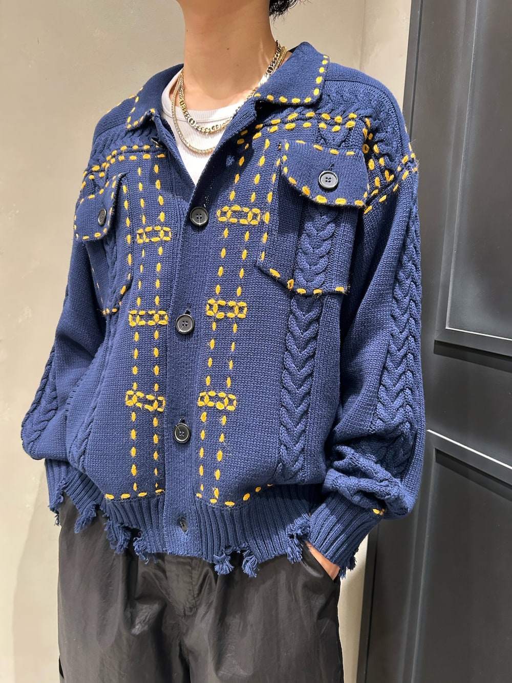 ブルー系のニット/セーター、ブラック系のその他パンツ、ブラック系のサンダルを着用したメンズの夏コーディネートの2枚目の写真