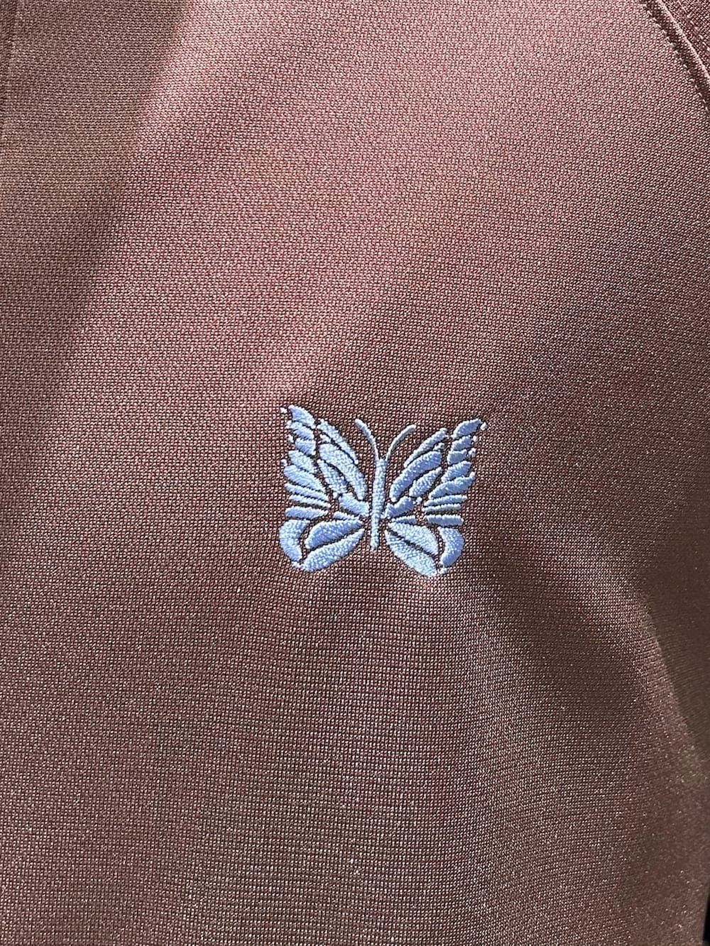 グレー系のパンツを着用したメンズの春コーディネートの4枚目の写真