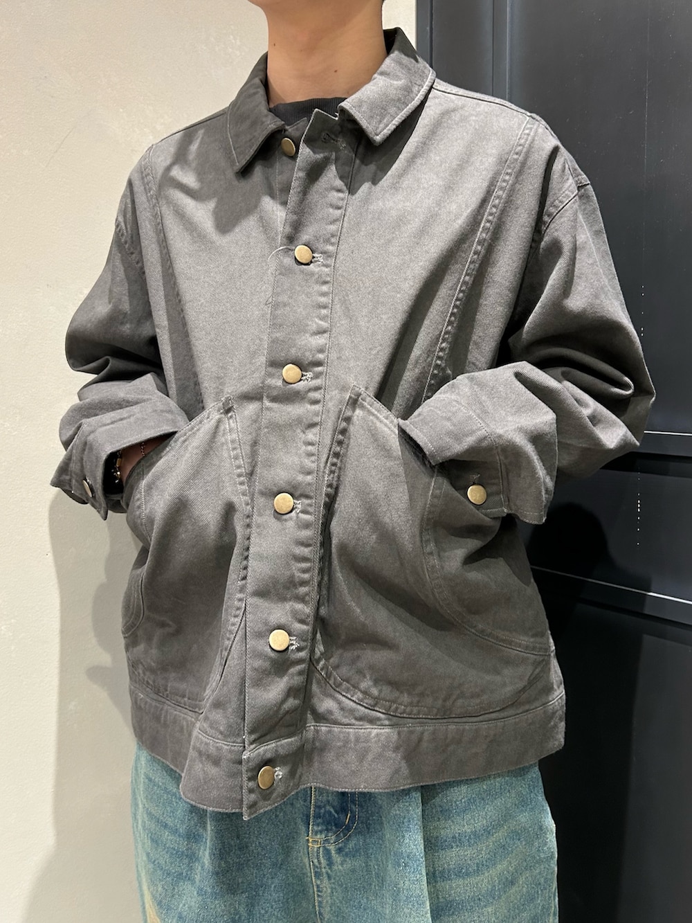 ブラック系のブルゾン、ブラック系のスニーカーを着用したメンズの春コーディネートの2枚目の写真