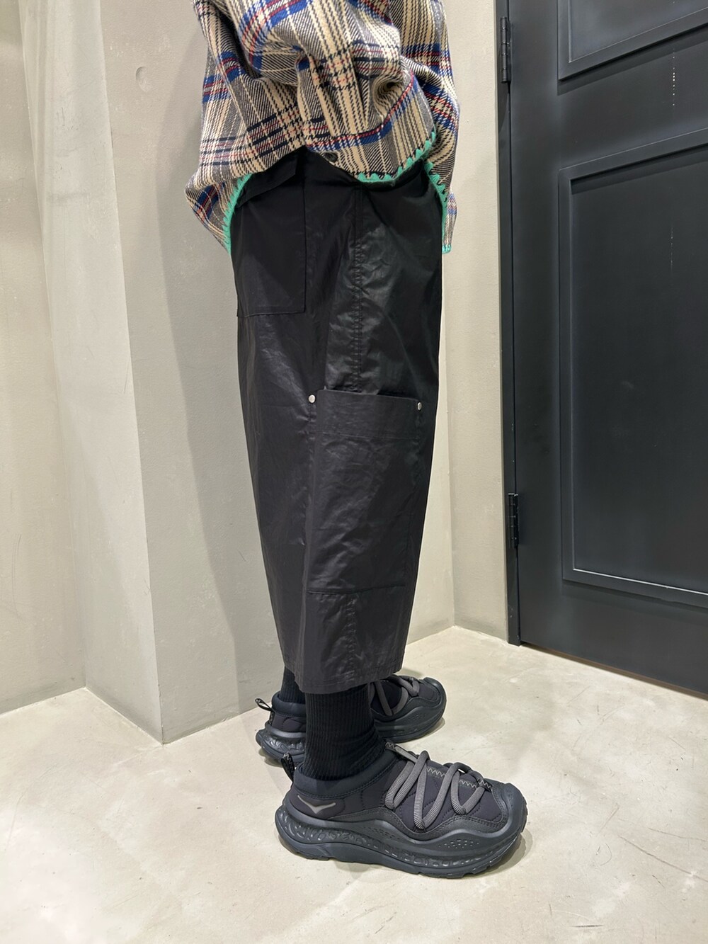 ブラック系のその他パンツ、ブラック系のサンダルを着用したメンズの夏コーディネートの5枚目の写真