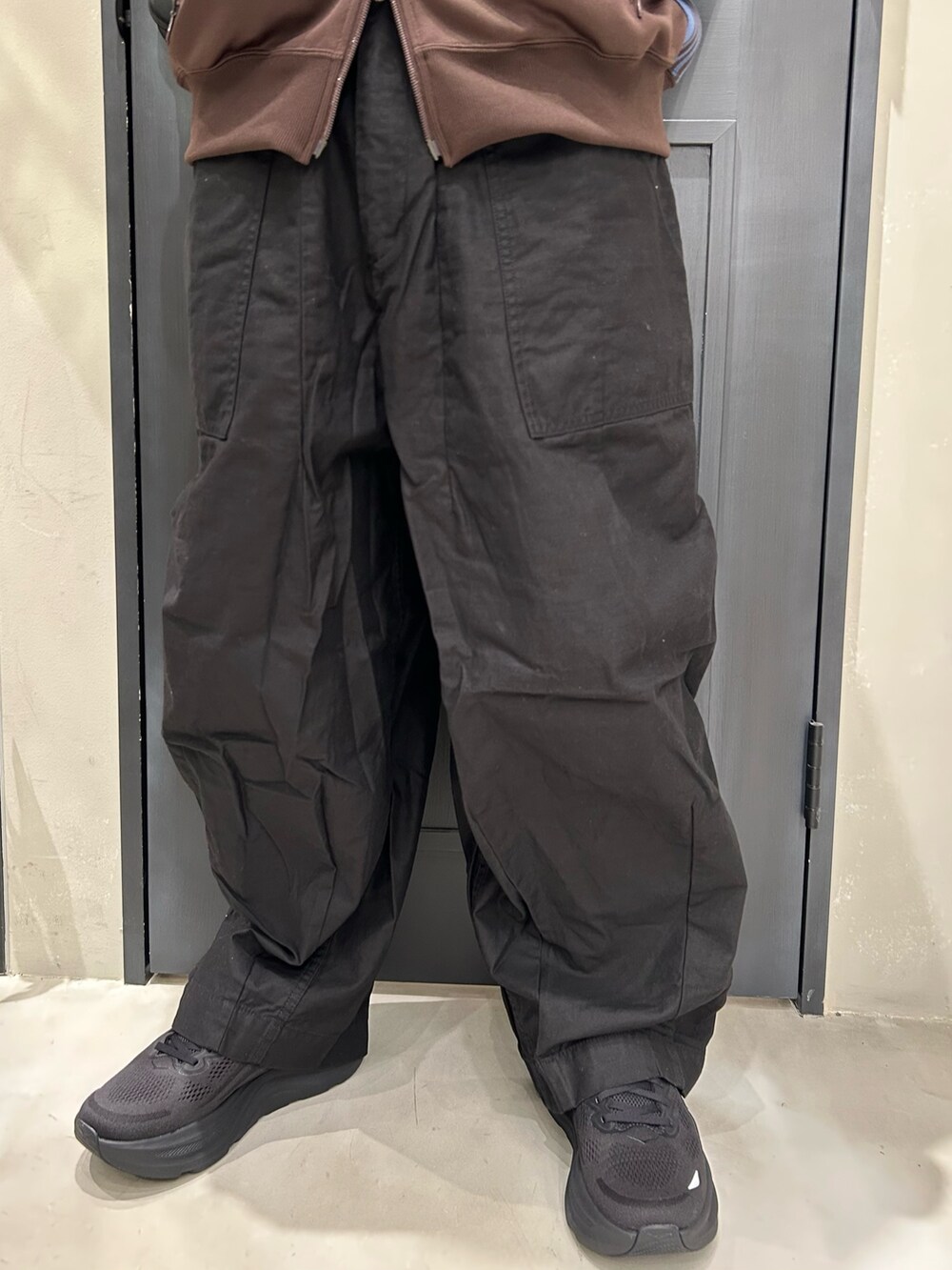 ブラウン系のトップスを着用したメンズの冬コーディネートの5枚目の写真